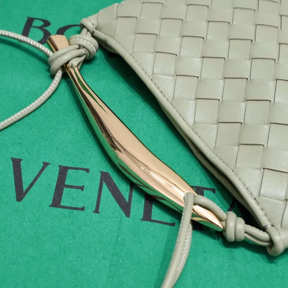 Batch of 1260 BV Mini Sardine is coming‼ ️Super high-end, stainless steel hardware + 24k real gold plating process, fish scales (concave and convex positions) are the finishing touch, the sardine bag that can be carried cross-body is completely beautiful to the heart. The metal element handle and weaving are perfectly combined to completely integrate the artistic sense and elegance and fashion. It is really like a work of art🏺The large size is elegant, the small size is exquisite and cute, a must-have item for fashionistas, and the details are perfectly reproduced. Style number: 6680# Size 20*12*2.5